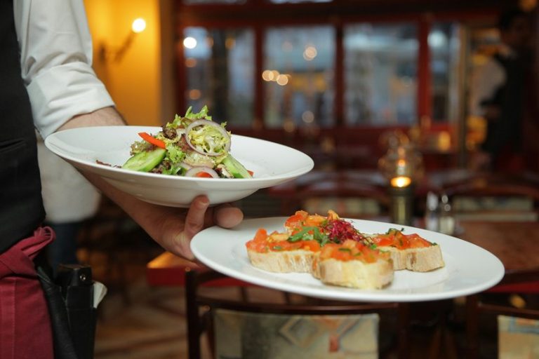 25 unique themed restaurants
